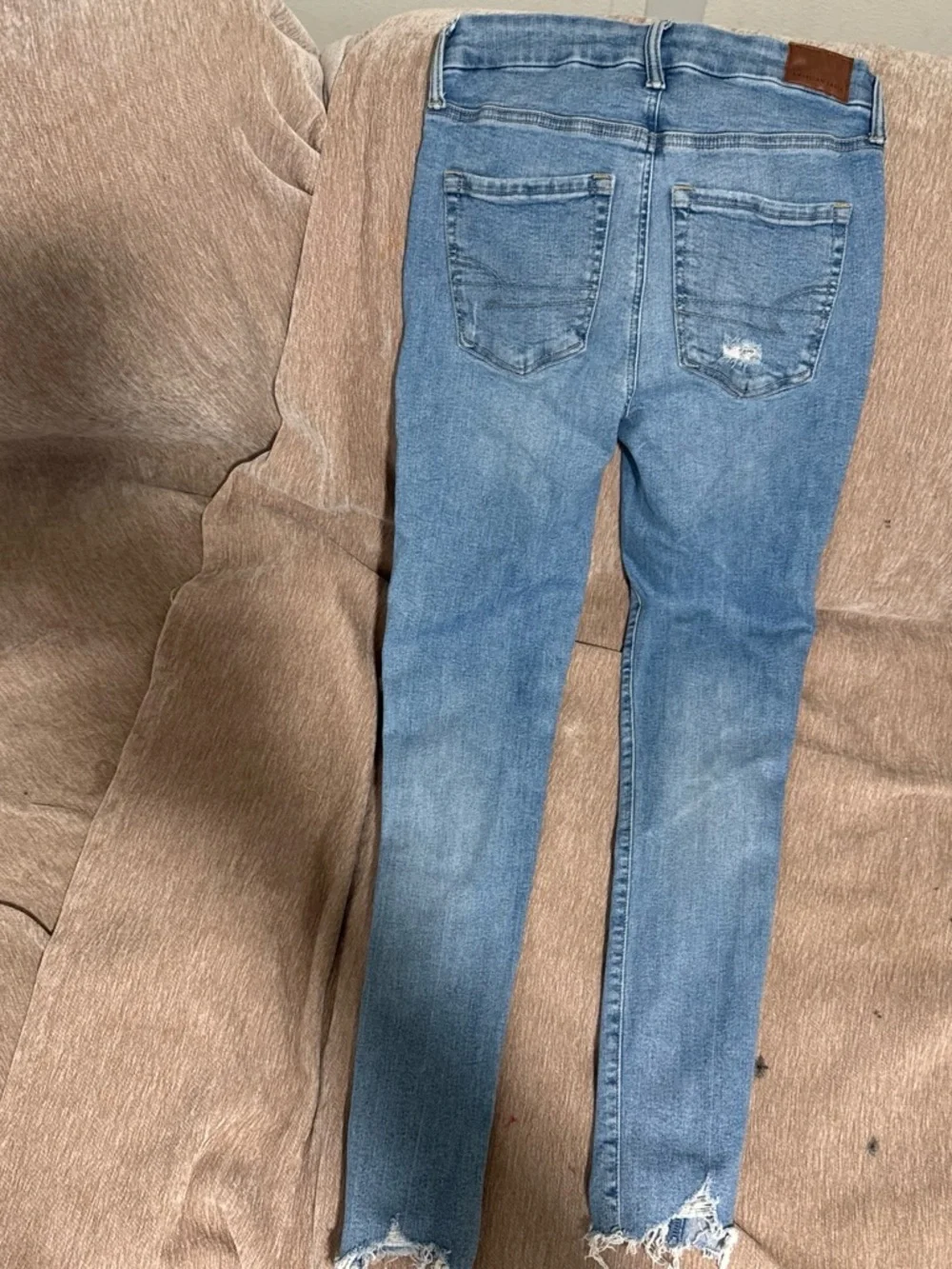 American Eagle High-Rise Distressed skinny Jeans Size 2 regular Raw Hem
